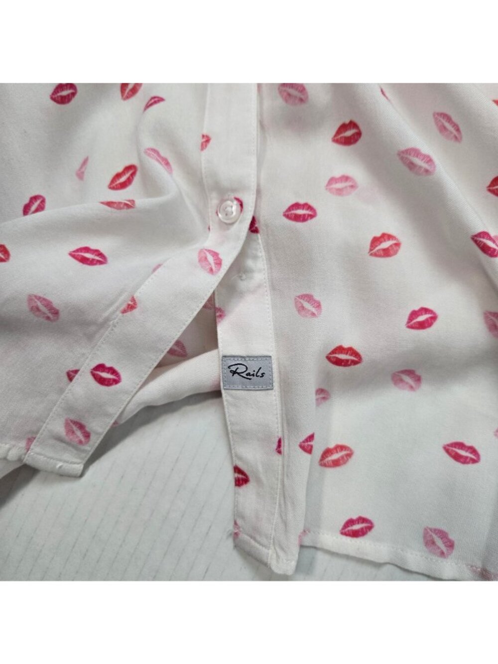 Rails Size M Rocsi Kiss Me Lipstick All Over Print Button-Up Blouse Feminine Pre - Picture 7 of 11